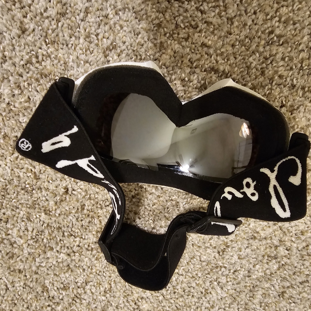 White Ski Goggles with Blue Mirrored Lens - Picture 4 of 5